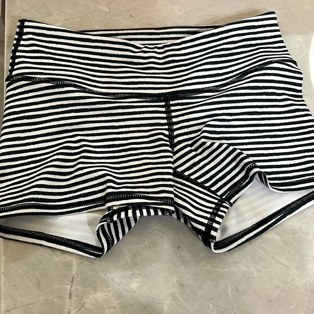 Biker shorts in black and white stripe